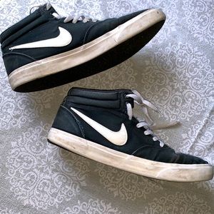 Nike SB men’s size 12. Fair condition.